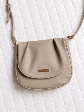 Jeane & Jax Ivory Vegan Leather Saddle Crossbody Bag Flap Snap Adjustable Strap​